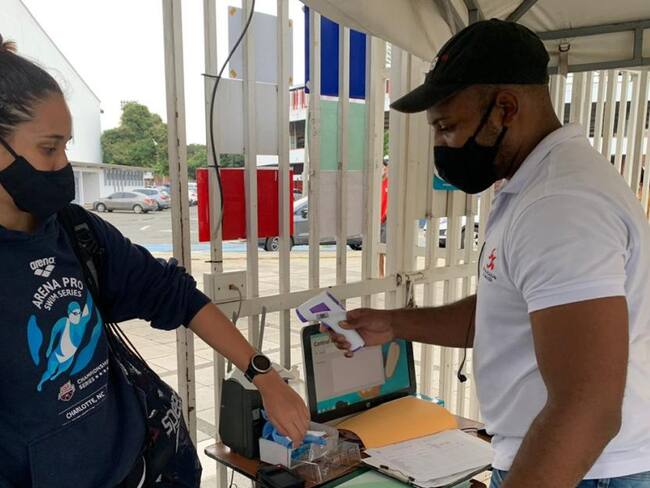 Nadadores de altos logros volvieron el agua