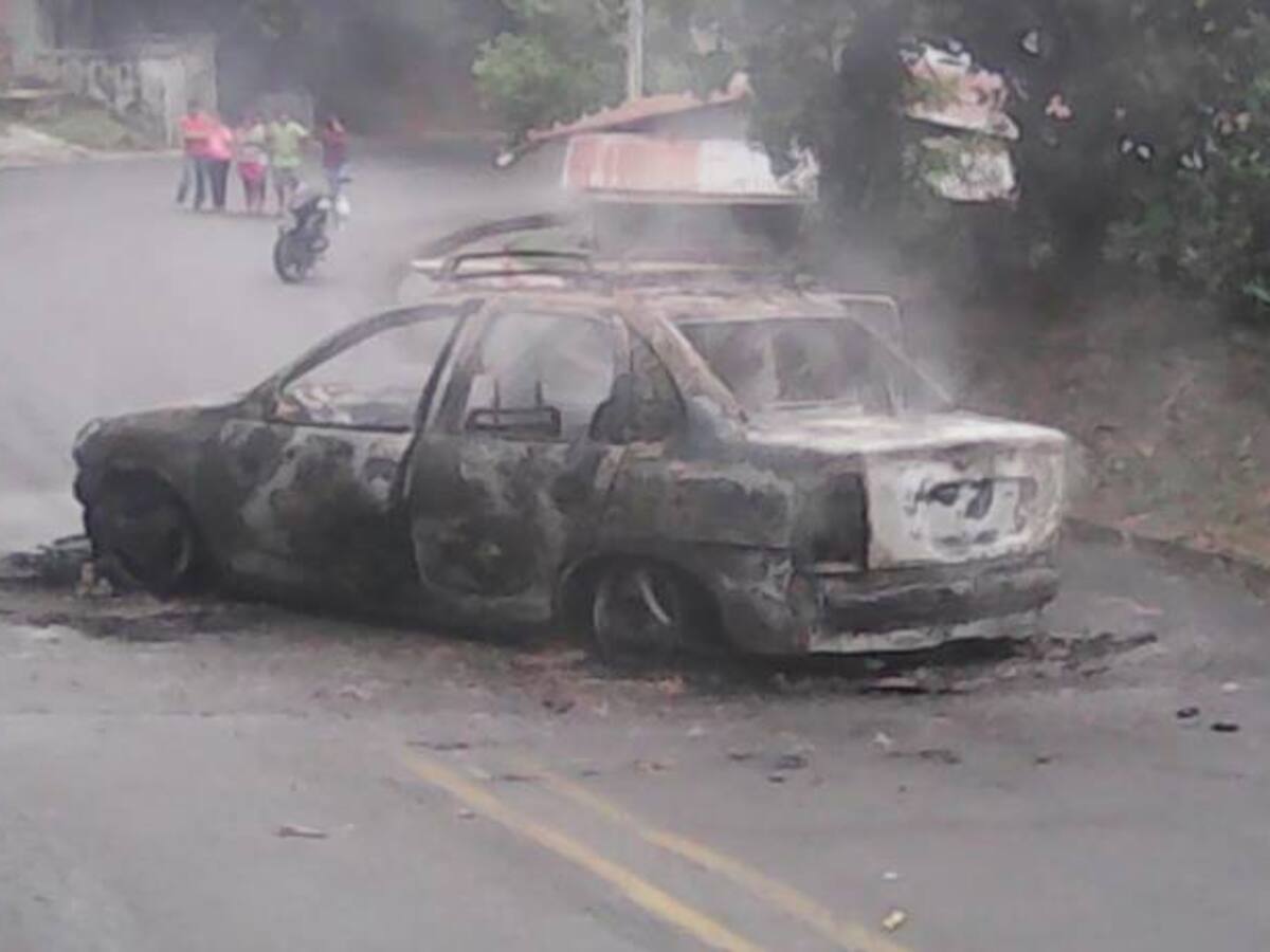 Paro armado mantiene varados a cientos de pasajeros en el bajo cauca