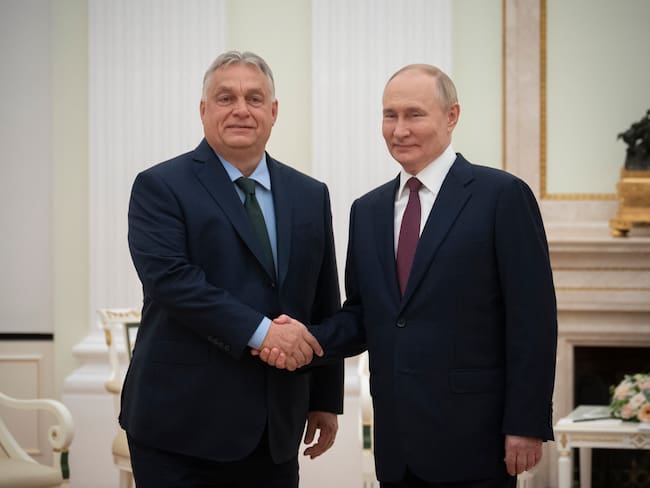 Moscow (Russian Federation), 05/07/2024.- A handout photo made available by the Hungarian Prime Minister&#039;s Press Office shows Russian President Vladimit Putin (R) shaking hands with Hungarian Prime Minister Viktor Orban during their meeting in the Kemlin in Moscow, Russia, 05 July 2024. Orban arrived in Moscow on a one-day working visit. (Hungría, Rusia, Moscú) EFE/EPA/VIVIEN CHER BENKO/HUNGARIAN PM&#039;S PRESS OFFICE HANDOUT HANDOUT EDITORIAL USE ONLY/NO SALES