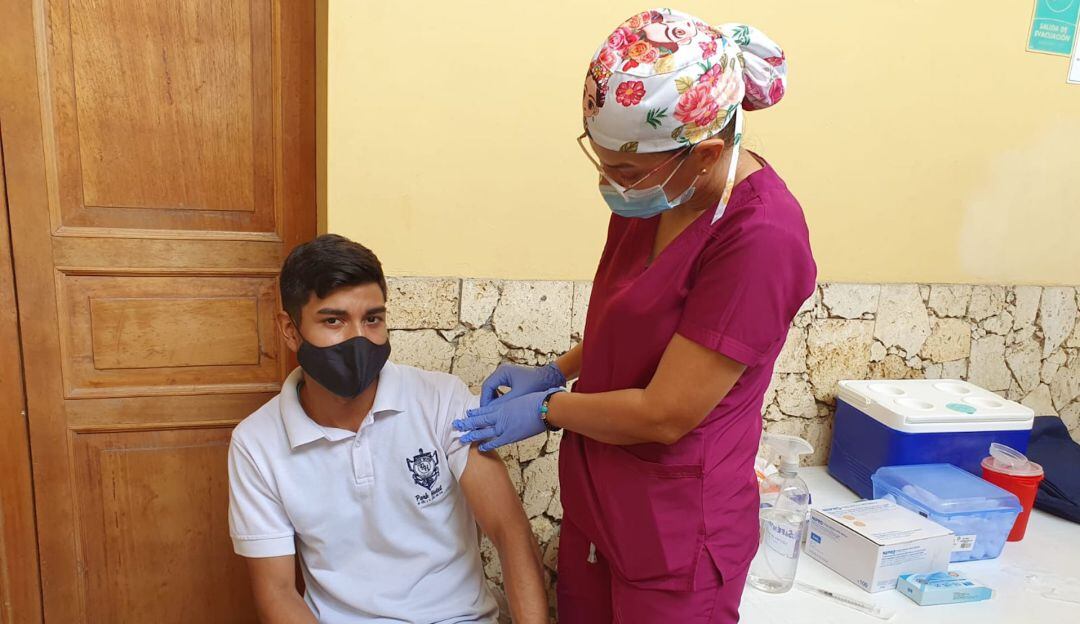 Prestadores de servicios turísticos se vacunan contra el COVID-19