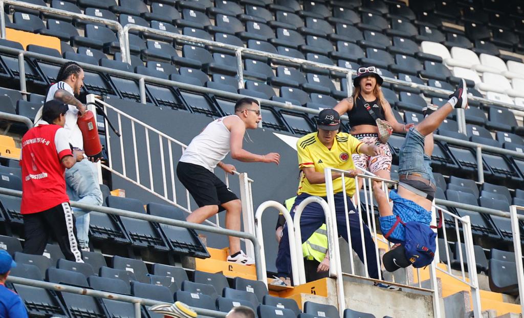 Hinchas colombianos peleando entre sí en el estadio Mestalla / Alberto Iranzo, Diario AS.