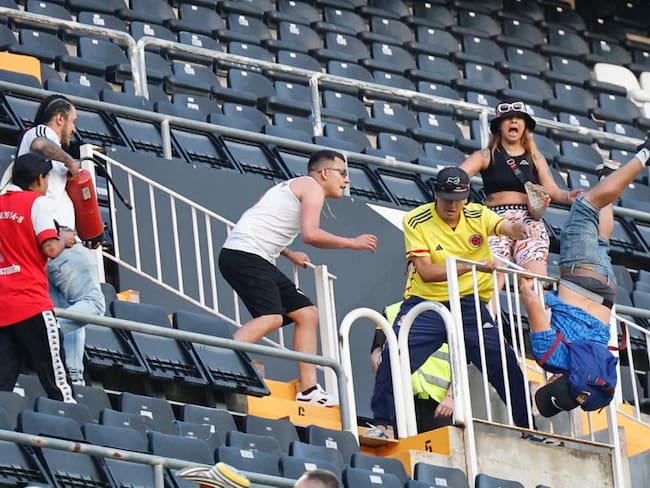 Hinchas colombianos peleando entre sí en el estadio Mestalla / Alberto Iranzo, Diario AS.
