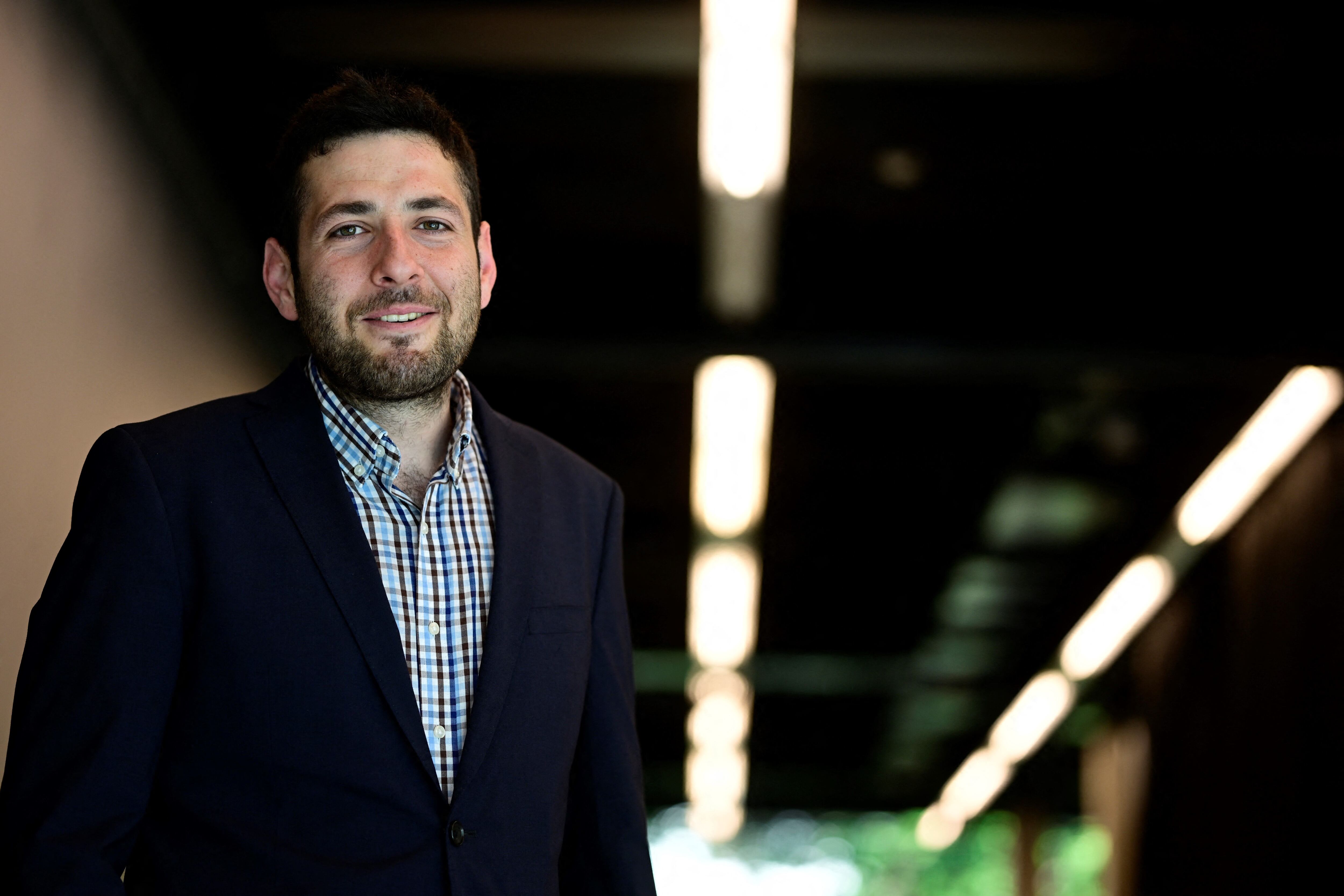 El refugiado sirio Ryyan Alshebl quien se convierte en alcalde de la ciudad alemana de Ostelsheim.
(Foto: JOHN MACDOUGALL/AFP via Getty Images)