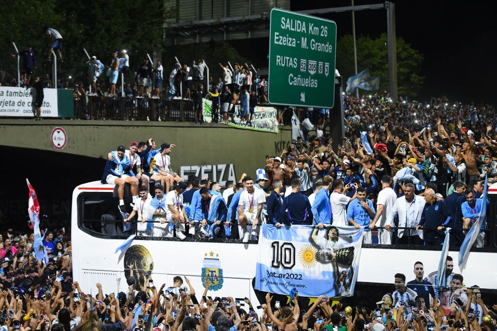 Jugadores de Argentina en medio de la celebración de la afición. (Photo by Rodrigo Valle/Getty Images)