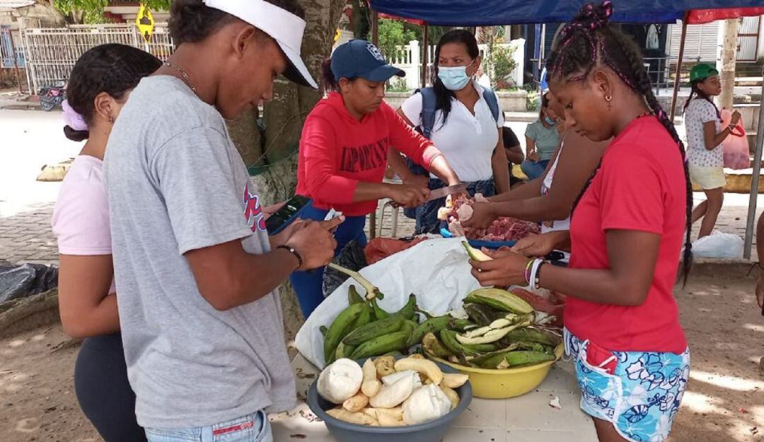 Adultos, jóvenes y niños salieron a las calles a pedir comida con cánticos alegres
