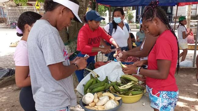 Adultos, jóvenes y niños salieron a las calles a pedir comida con cánticos alegres