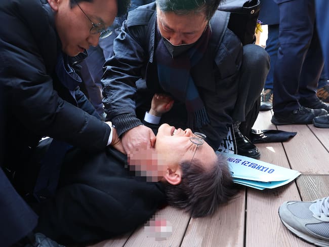 Busan (Korea, Republic Of), 02/01/2024.- Lee Jae-myung, leader of the main opposition Democratic Party, lies down after he was stabbed by an assailant on the left side of his neck during a visit to the construction site of an airport on Gadeok Island off the southeastern port city of Busan, South Korea, 02 January 2024. (Corea del Sur) EFE/EPA/YONHAP SOUTH KOREA OUT
IMAGE PIXELLATED AT SOURCE
