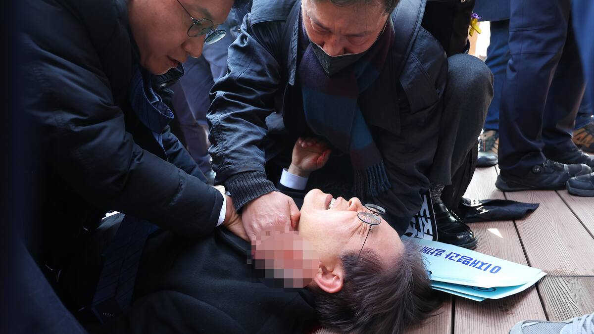 Corea del Sur: el líder de la oposición fue apuñalado en el cuello