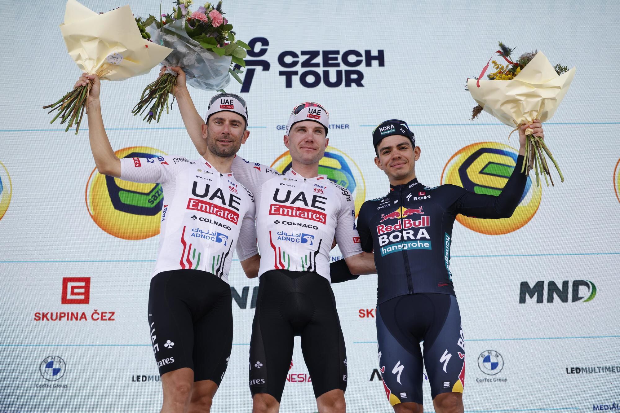 Sergio Higuita en el podio del Tour de República Checa / Twitter: @RBH_ProCycling