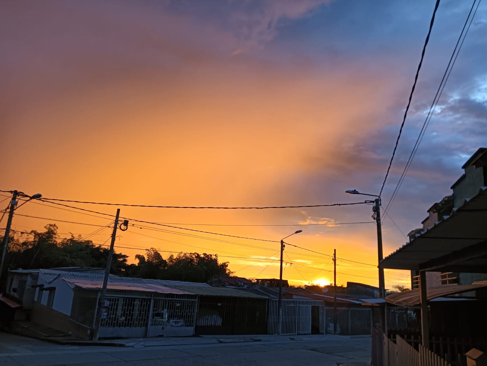 El hermoso atardecer del martes 21 de octubre en Armenia. Foto Adrián Trejos