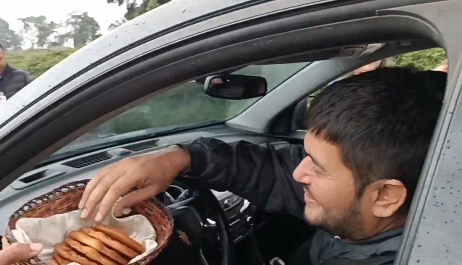 En Samacá, reciben a los viajeros con agua de panela y calado, con el objetivo de que compartan en familia y reduzcan la velocidad