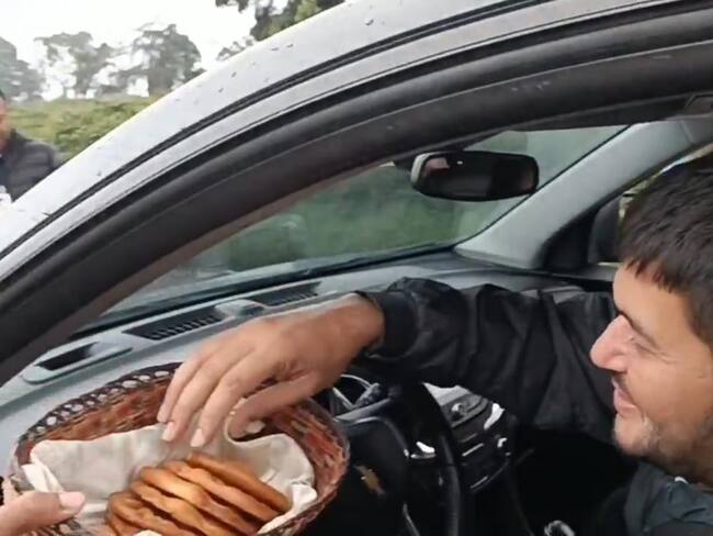 En Samacá, reciben a los viajeros con agua de panela y calado, con el objetivo de que compartan en familia y reduzcan la velocidad
