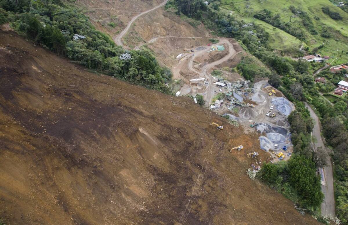 En el sitio del deslizamiento permanecen socorristas de los municipios de influencia en el área de la autopista Medellín-Bogotá.