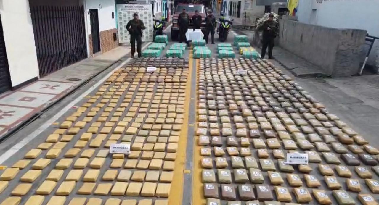 Más de 1.6 toneladas de marihuana incautadas entre semillas de piña, en el Huila.(Foto: cortesía Policía)