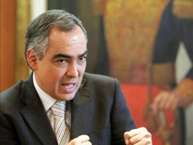 'El camino de las bandas criminales es el sometimiento a la justicia': mindefensa