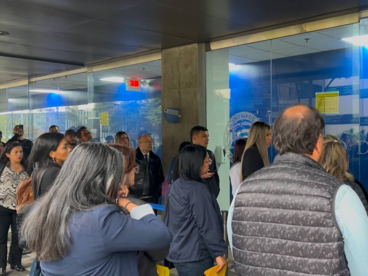 Cientos de personas llegaron a la Embajada de EE.UU y al CAS ante la suspensión del trámite de visas