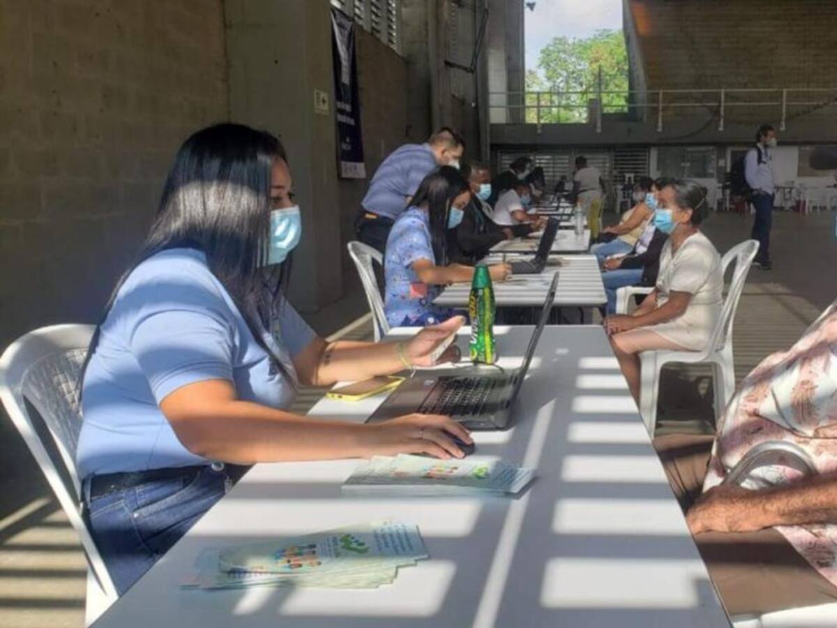 Polémica por vacunación a mayores de 60 años en Cali