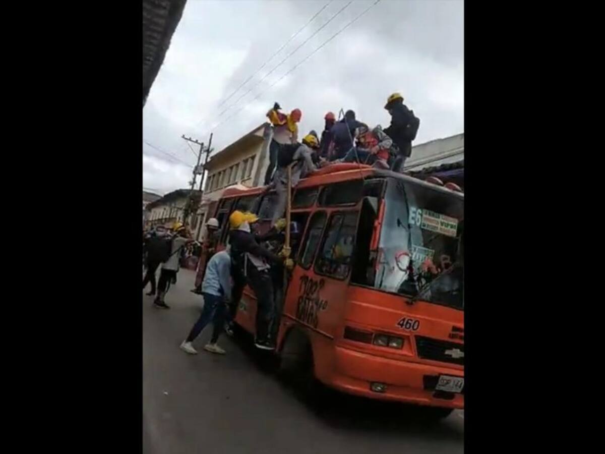 Vandalizan buses públicos en Pasto