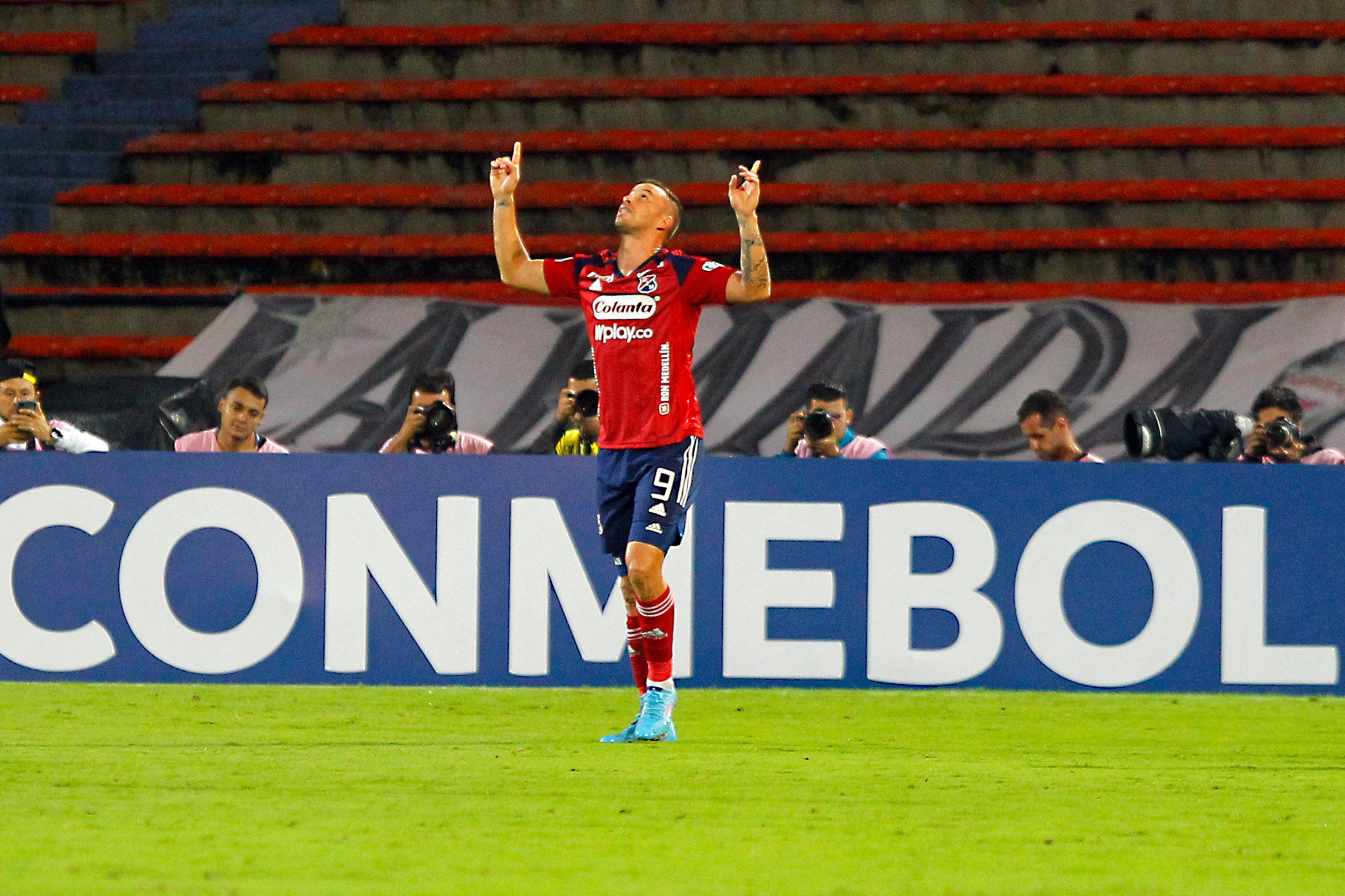 Luciano Pons celebra uno de sus dos goles ante Magallanes. (Photo by Freddy BUILES / AFP) (Photo by FREDDY BUILES/AFP via Getty Images)