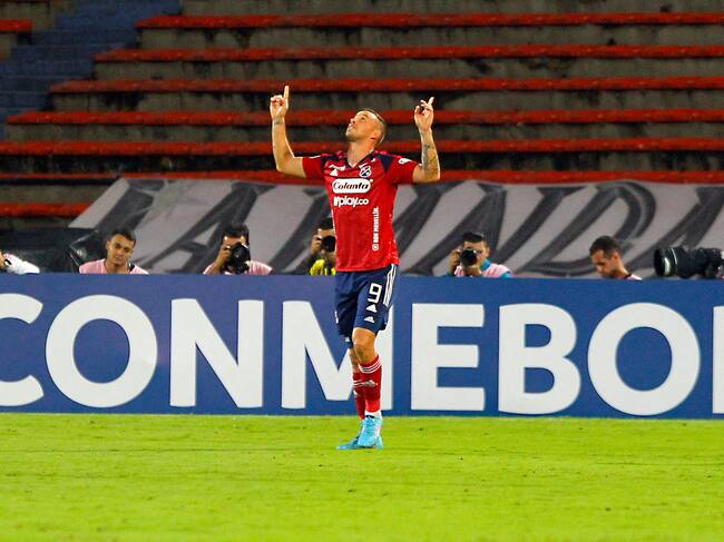 Luciano Pons celebra uno de sus dos goles ante Magallanes. (Photo by Freddy BUILES / AFP) (Photo by FREDDY BUILES/AFP via Getty Images)