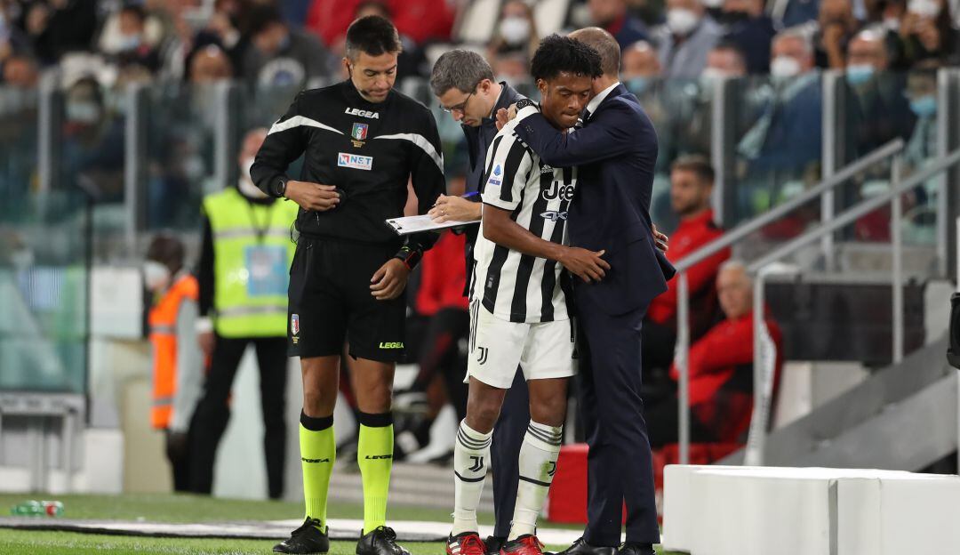 Juan Guillermo Cuadrado tras ser sustituido en su partido ante el Milán