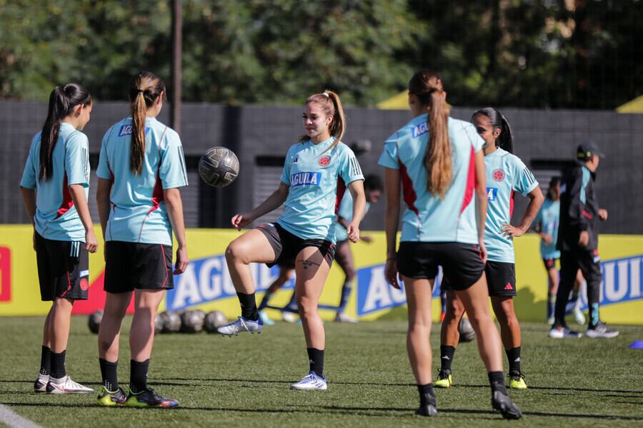 Bogotá. 16 de Diciembre de 2022. Declaraciones del cuerpo técnico de la selección colombiana de mayores femenina previo del torneo clasificatorio para la Copa Mundial Femenina de la FIFA AUSTRALIA & NUEVA ZELANDA 2023. (Colprensa-Mariano Vimos)