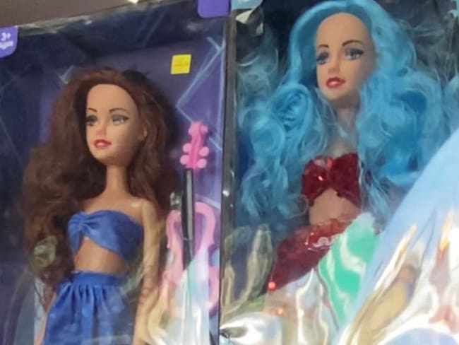 Muñecas de Karol G y Shakira en juguetería de Medellín