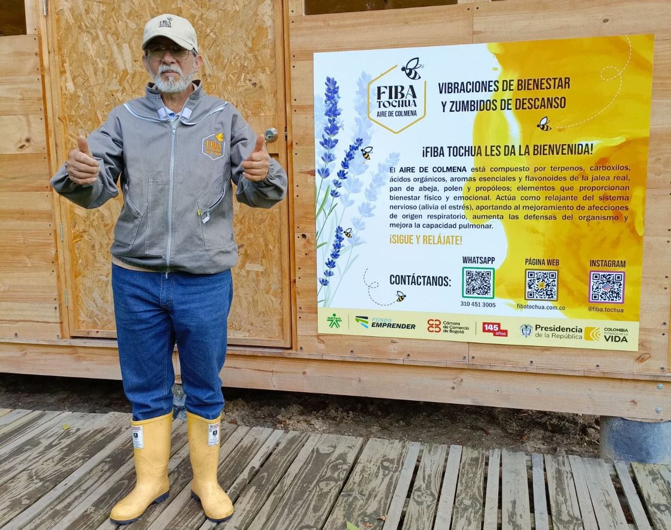 De economista a apicultor: a pesar de considerarse un hombre maduro para el entorno laboral, Usdin Martínez creó su emprendimiento en un campo novedoso. Hoy, afirma, varias personas encuentran una solución para sus problemas de salud. | Foto: Fiba Tochua