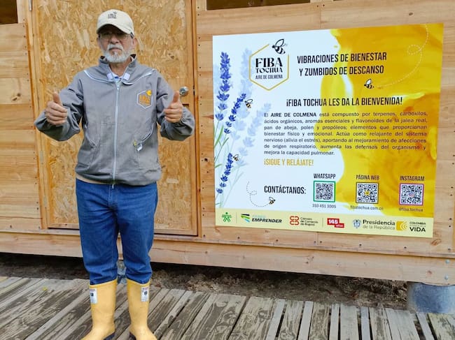 De economista a apicultor: a pesar de considerarse un hombre maduro para el entorno laboral, Usdin Martínez creó su emprendimiento en un campo novedoso. Hoy, afirma, varias personas encuentran una solución para sus problemas de salud. | Foto: Fiba Tochua