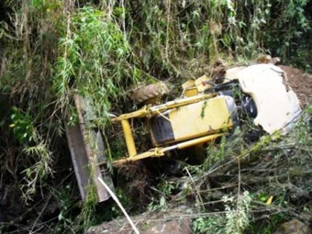 Quedarían 2 ó 3 cuerpos atrapados por alud de tierra en vía de Neiva