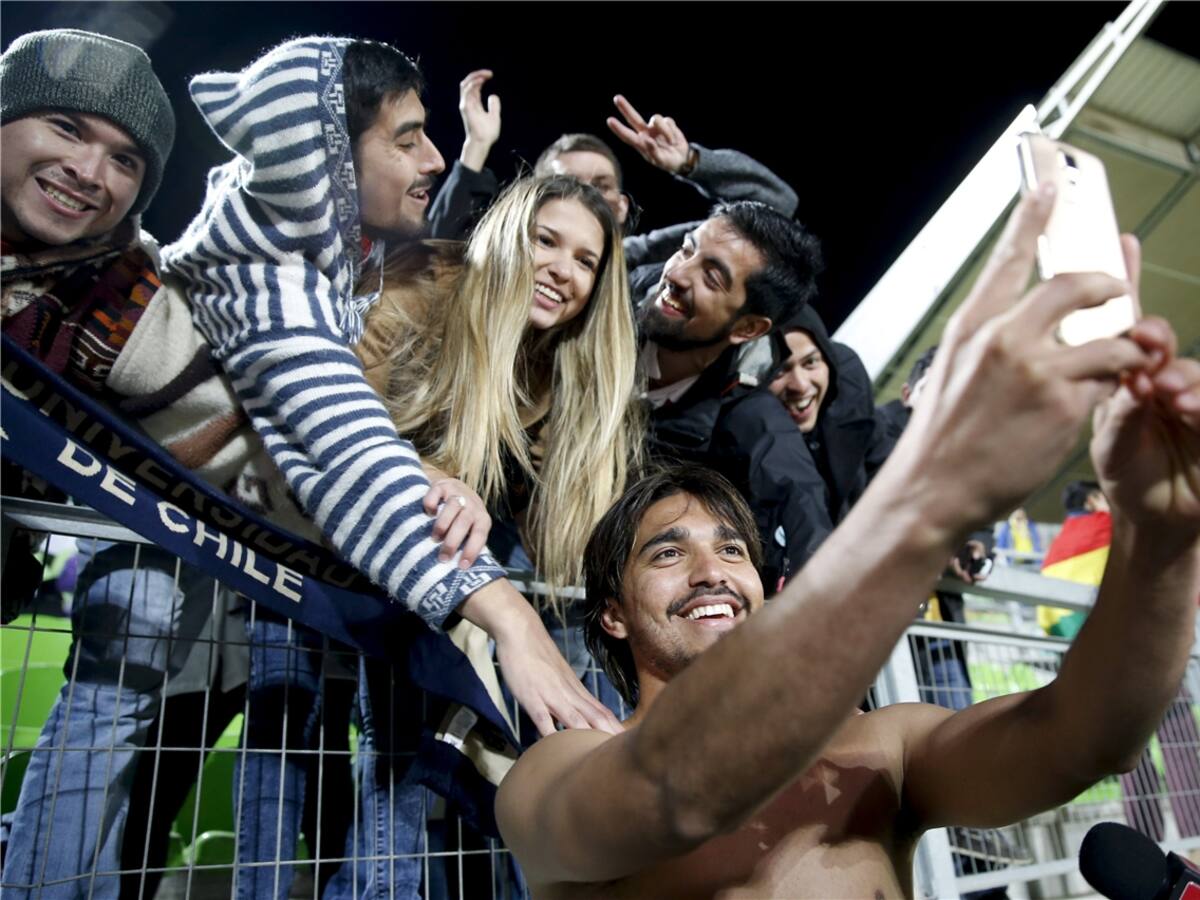 Selfie histórica: Martins celebró triunfo con la afición boliviana