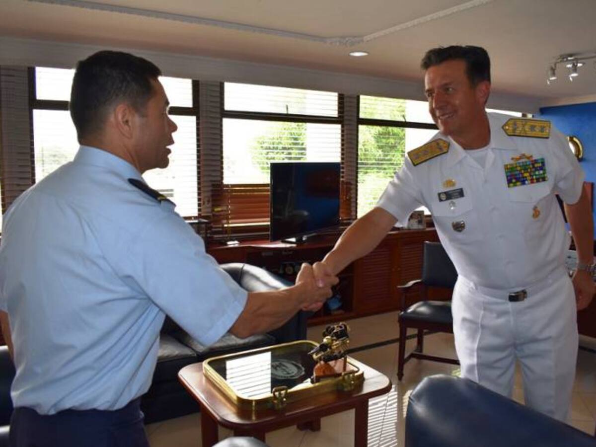 Escuela Naval recibe visita de escuela de posgrados de la Fuerza Aérea