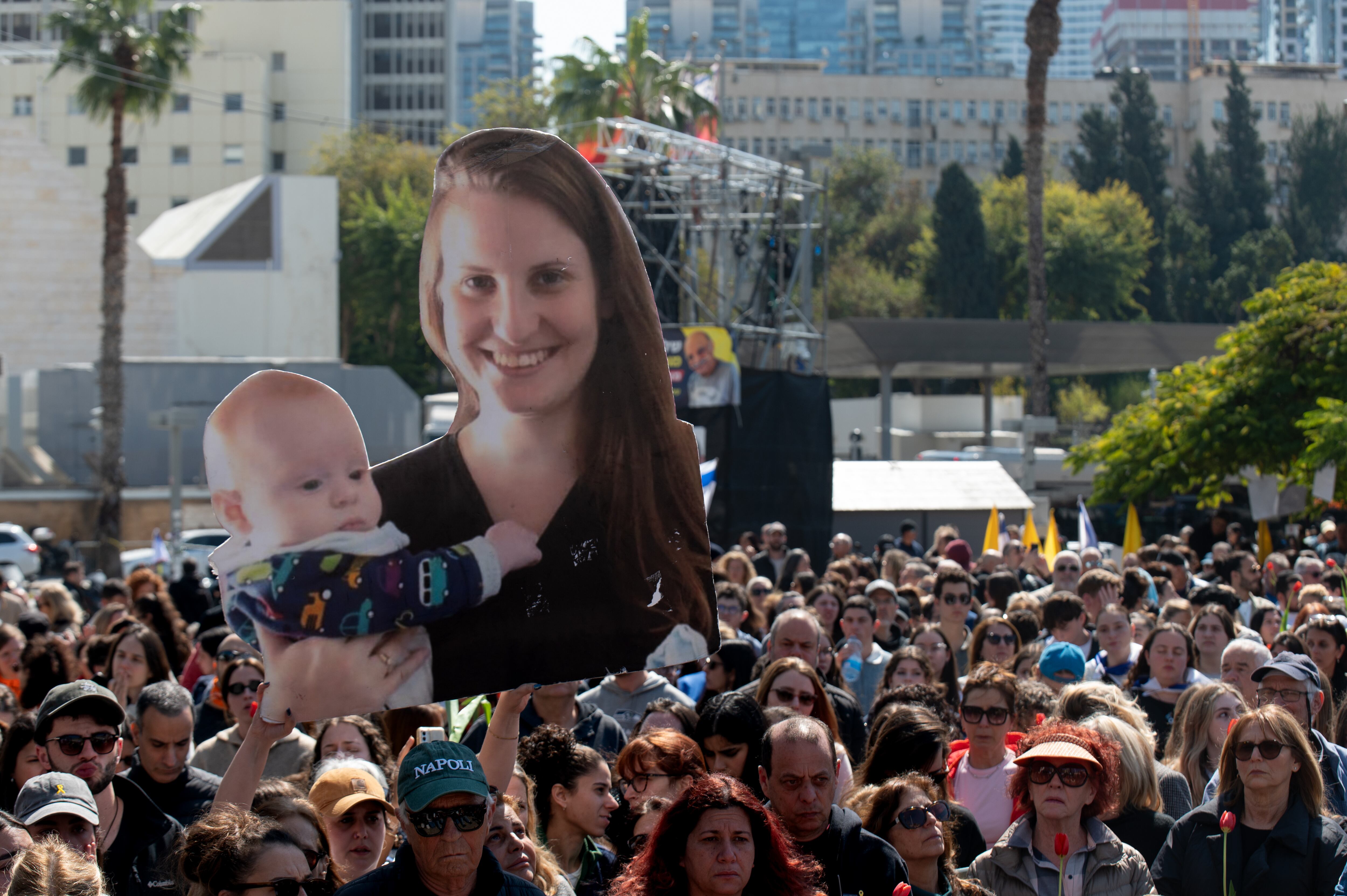 Tel Aviv, 26 feb (EFE).- Miles de personas salieron a las calles de Israel con banderas y pancartas para seguir la marcha fúnebre de los exrehenes Shiri Bibas y sus dos hijos, Ariel y Kfir, camino de la frontera con la Franja de Gaza, donde serán enterrados. Además, en la conocida como Plaza de los Rehenes, en el centro de Tel Aviv, en la imagen, decenas de personas acudieron a seguir en directo la retransmisión del funeral, algunos vestidos de naranja o con globos del mismo color (los dos hijos del matribonio Bibas eran pelirrojos).EFE/ Magda Gibelli