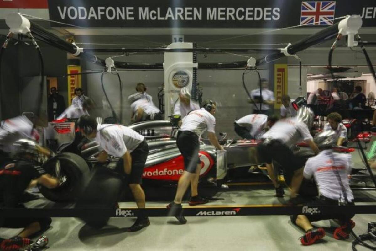 Las escuderías se preparan para las prácticas libres y las clasificaciones, el sábado en la mañana de Colombia (Noche de Singapur) en la carrera nocturna de la gran carpa del automovilismo.