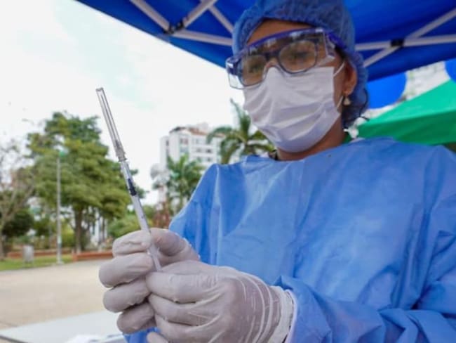 Vacunación &quot;salva&quot; a médicos del tercer pico de la pandemia