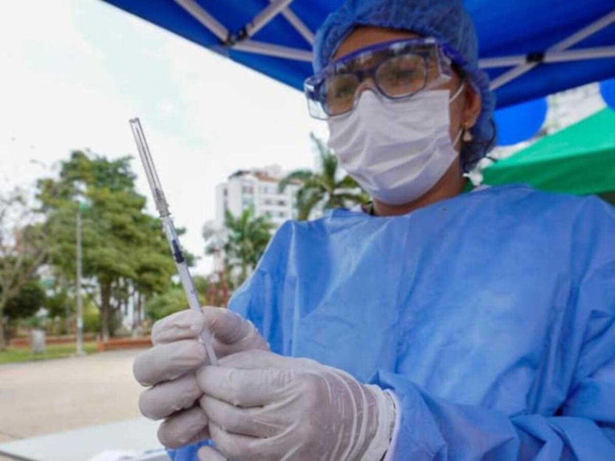 Vacunación "salva" a médicos del tercer pico de la pandemia