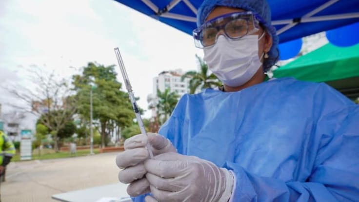 Vacunación "salva" a médicos del tercer pico de la pandemia