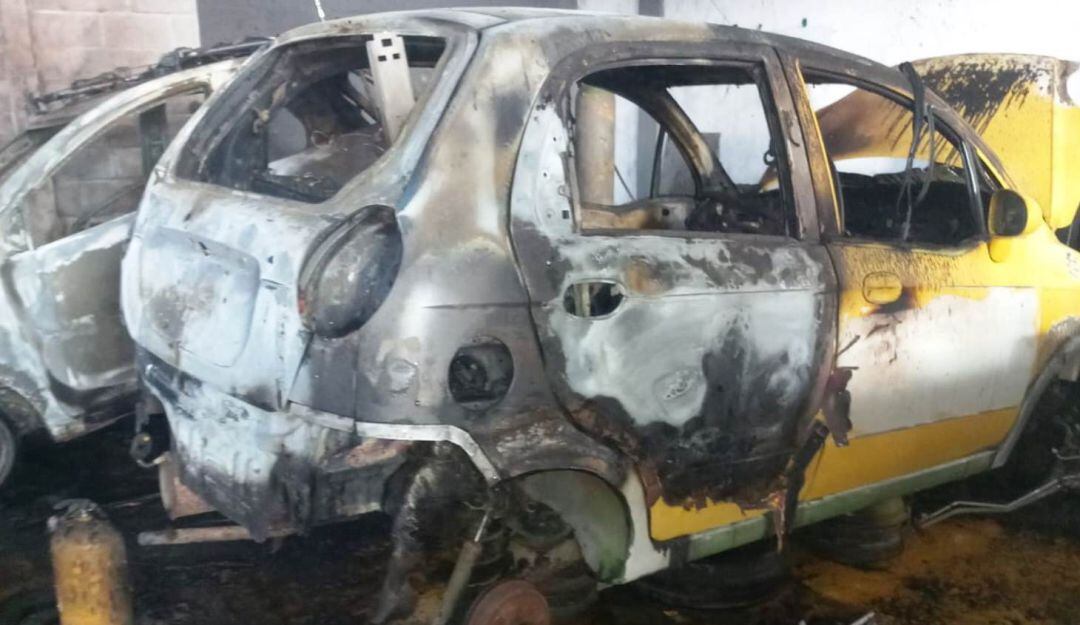 Además, cinco vehículos quedaron totalmente destruidos