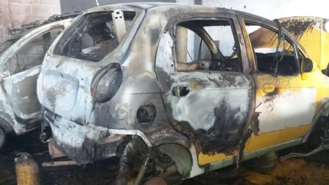 Además, cinco vehículos quedaron totalmente destruidos