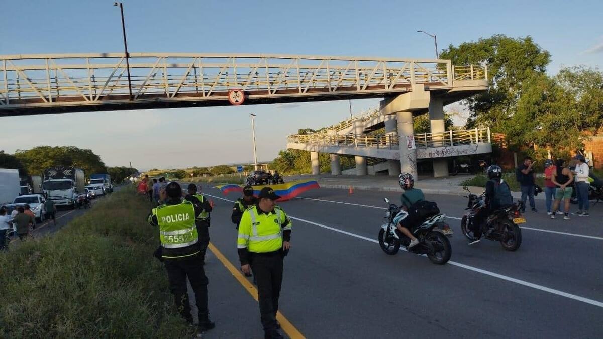 24 horas completa el paso restringido en la vía Huila-Bogotá