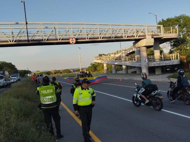 En la zona hace presencia la Policía Nacional para garantizar la movilidad durante el paso permitido.