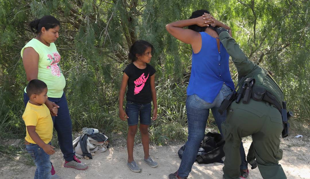 Texas ordenó a la policía estatal detener y llevar migrantes de regreso a la frontera   Foto: Getty