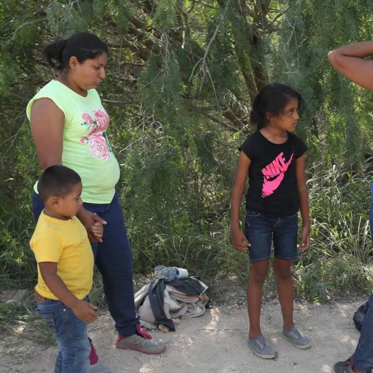Texas ordenó a policía estatal detener y llevar migrantes de regreso a la frontera