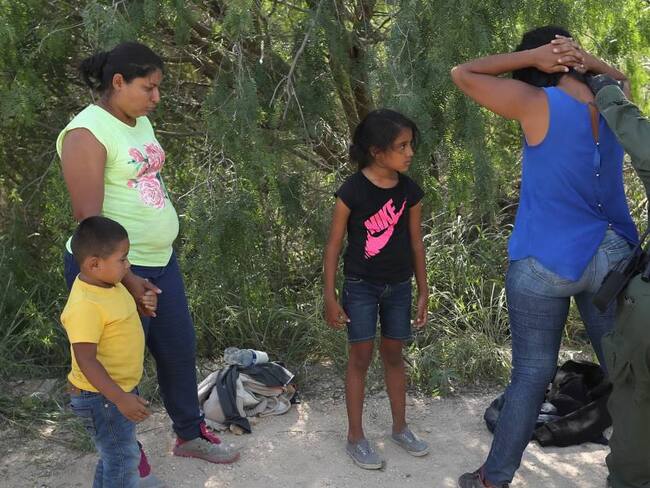 Texas ordenó a la policía estatal detener y llevar migrantes de regreso a la frontera Foto: Getty