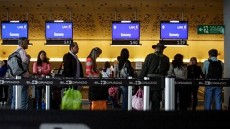 Desde hoy maleteros vuelven al Aeropuerto El Dorado
