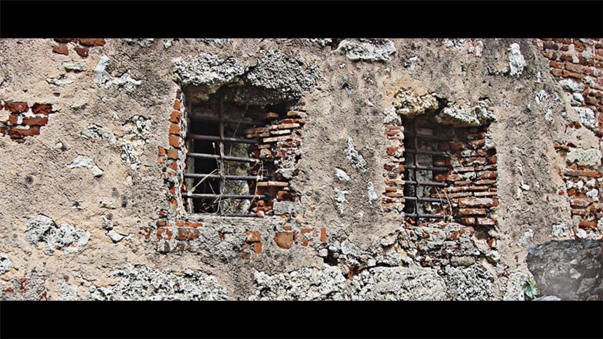 “Mi hija Maria De los Ángeles aprovechando el hueco existente para curiosear...” nos cuenta Jeiz Gómez