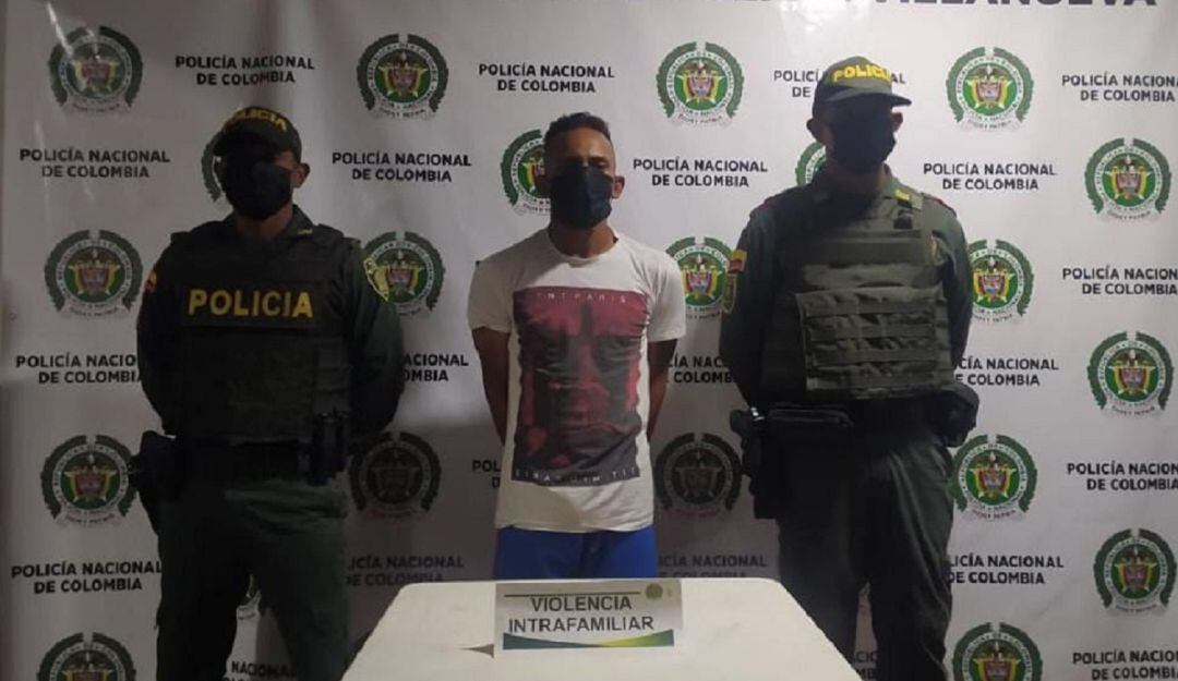 El detenido fue dejado a disposición de la autoridad competente por el delito de violencia intrafamiliar.
