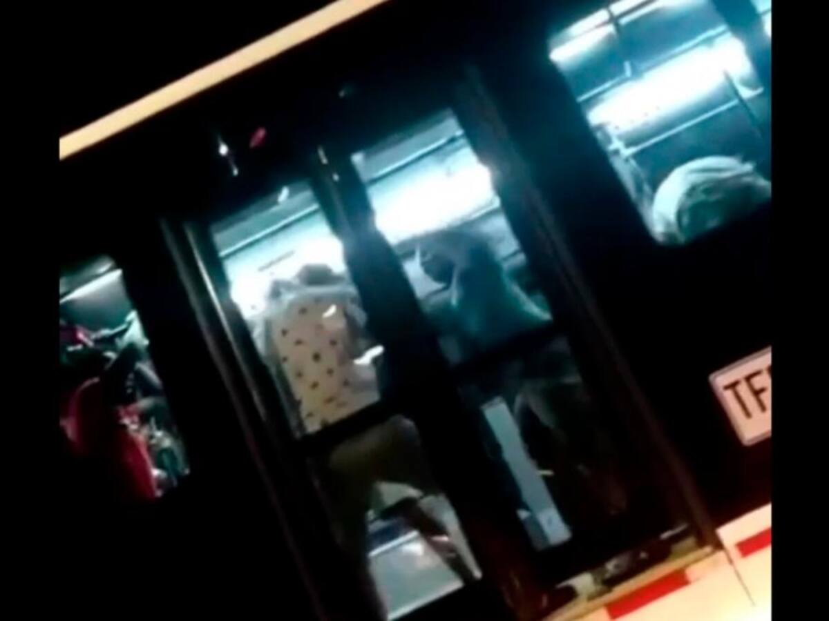 Dos hombres se fueron a trompadas en un bus de Transcaribe