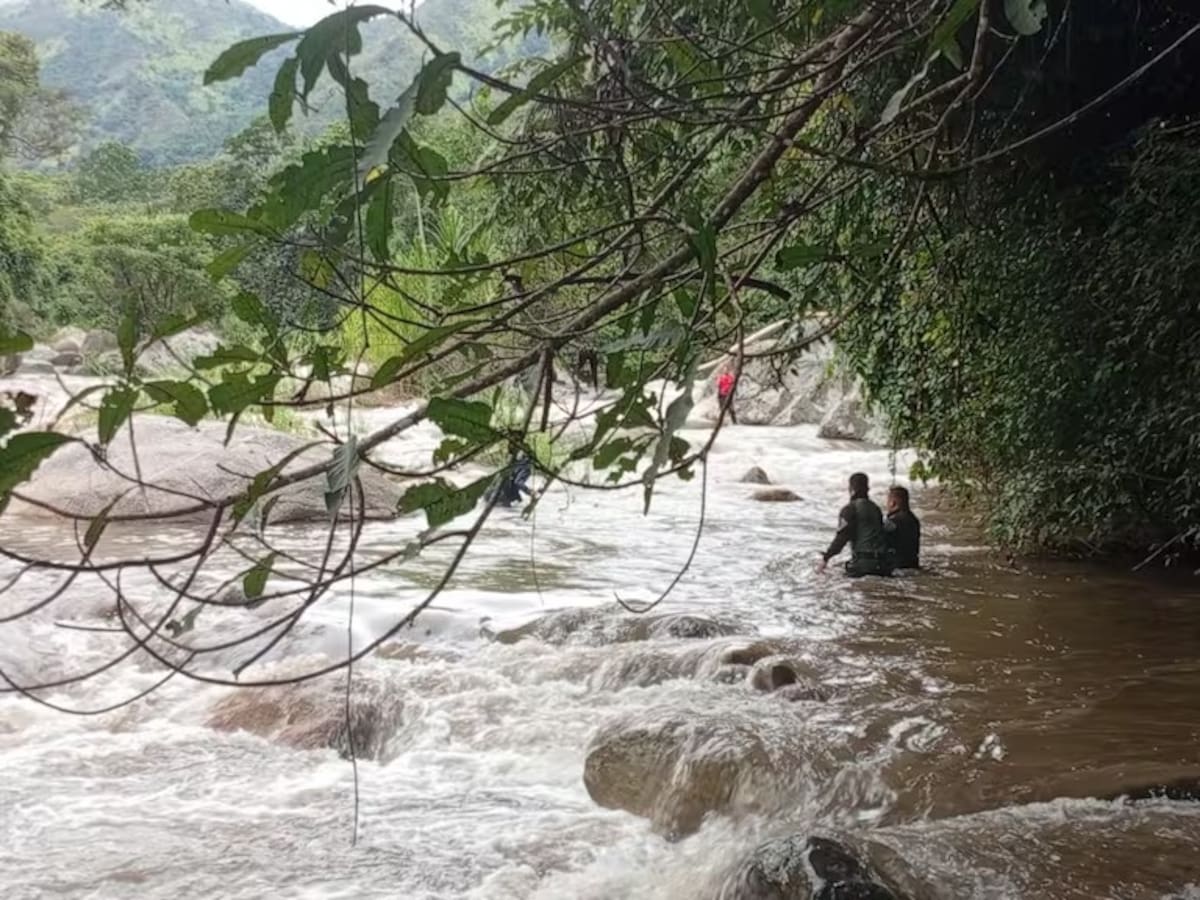 Mueren dos menores y su madre, al ser arrastradas por una creciente en el centro del Valle