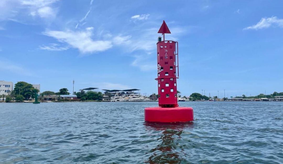 Los equipos cuentan con un sistema de luces que les permite a los navegantes orientarse al ingreso y salida en este punto